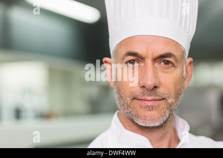 Zuversichtlich in die Kamera schaut Chefkoch Stockfoto