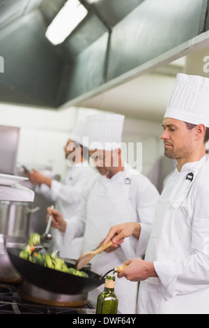 Brokkoli in einem Wok Braten Koch Stockfoto