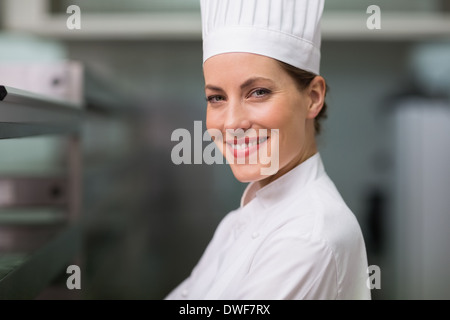 Happy Chef lächelnd in die Kamera Stockfoto