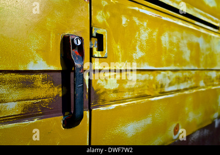 Verlassen Rusty Mercedes Van - Detail der Türgriff. Stockfoto