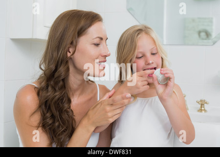 Mutter und Tochter Creme auf Gesicht setzen Stockfoto