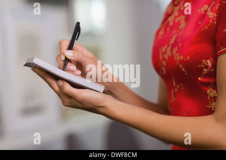 Kellnerin im Kimono Auftragsannahme Stockfoto