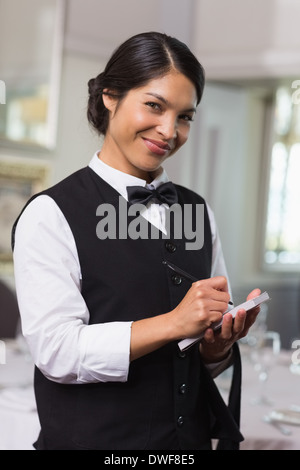Hübsche Kellnerin Auftragsannahme Stockfoto
