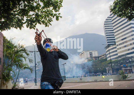 Caracas, Venezuela. 6. März 2014. Demonstranten Zusammenstoß mit der Polizei in einem Protest in Caracas, Venezuela, am 7. März 2014. Bildnachweis: Carlos Becerra/NurPhoto/ZUMAPRESS.com/Alamy Live-Nachrichten Stockfoto