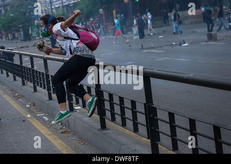 Caracas, Venezuela. 6. März 2014. Demonstranten Zusammenstoß mit der Polizei in einem Protest in Caracas, Venezuela, am 7. März 2014. Bildnachweis: Carlos Becerra/NurPhoto/ZUMAPRESS.com/Alamy Live-Nachrichten Stockfoto