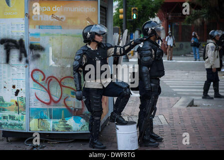 Caracas, Venezuela. 6. März 2014. Demonstranten Zusammenstoß mit der Polizei in einem Protest in Caracas, Venezuela, am 7. März 2014. Bildnachweis: Carlos Becerra/NurPhoto/ZUMAPRESS.com/Alamy Live-Nachrichten Stockfoto