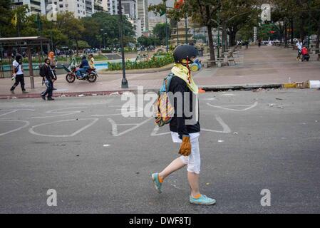 Caracas, Venezuela. 6. März 2014. Demonstranten Zusammenstoß mit der Polizei in einem Protest in Caracas, Venezuela, am 7. März 2014. Bildnachweis: Carlos Becerra/NurPhoto/ZUMAPRESS.com/Alamy Live-Nachrichten Stockfoto