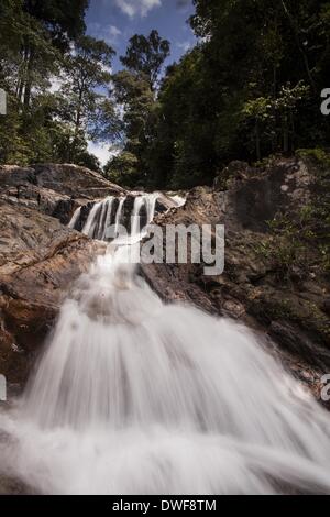 20. Februar 2014 - ANAMBAS-Inseln, Indonesien - 7. März 2014: Ein Blick auf Neraja Wasserfall bei Anambas-Inseln in Indonesien. Die Anambas-Inseln liegen zwischen Singapur und die Natuna-Inseln im Südchinesischen Meer, Anambas war einer von Asiens Top fünf tropische Inselparadiese wählen. (Kredit-Bild: © Sijori Images/ZUMAPRESS.com) Stockfoto