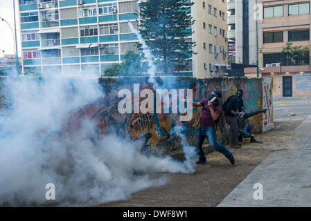 Caracas, Venezuela. 6. März 2014. Demonstranten Zusammenstoß mit der Polizei in einem Protest in Caracas, Venezuela, am 7. März 2014. Bildnachweis: Carlos Becerra/NurPhoto/ZUMAPRESS.com/Alamy Live-Nachrichten Stockfoto