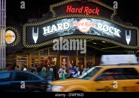 Befindet sich im Zentrum Stadt, dem Herzen des Times Square, wird das neue Hard Rock Cafe New York Ihre Sinne mit verlockende freak Stockfoto