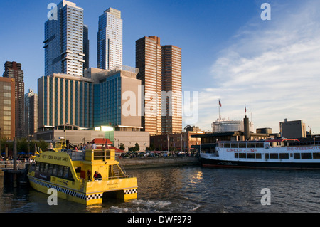 Ein Wassertaxi ist eines seiner Haltestellen in der Nähe der Intrepid Sea, Air & Space Museum auf dem Hudson River. Stockfoto