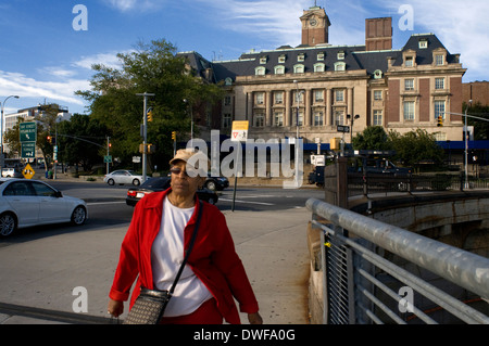 Eine Frau geht über Staten Island. Staten Island ist eine Insel im Atlantischen Ozean gehören zu State of New York (USA) Stockfoto