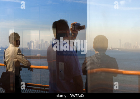 Reflexion über das Boot von Staten Island. Der Spaziergang über die Brooklyn Bridge ist bekannt, aber es ist nicht so sehr die Staten Stockfoto