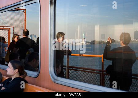 Reflexion über das Boot von Staten Island. Auf halbem Weg kommen wir an der New Yorker Freiheitsstatue, mit einigen sehr interessanten Ansichten. Stockfoto