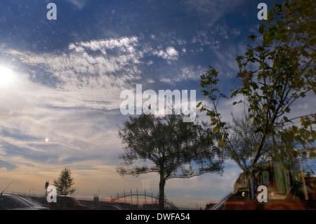 Reflexion in einem Glas auf Staten Island. Staten Island ist eines der fünf Boroughs von New York und einer der größten touristischen Stockfoto