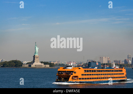 Staten Island Fähre. Diese Fähre ist erforderlich, um in Ihre Reise nach New York zu verwenden. Diese kostenlose Fähre bringt Sie vom südlichen Teil Stockfoto