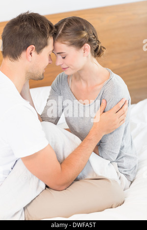 Enge paar sitzt am Bett Stockfoto