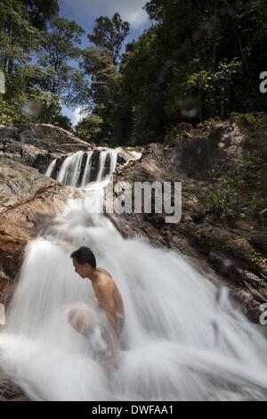 20. Februar 2014 - ANAMBAS-Inseln, Indonesien - 7. März 2014: Ein Blick auf Neraja Wasserfall bei Anambas-Inseln in Indonesien. Die Anambas-Inseln liegen zwischen Singapur und die Natuna-Inseln im Südchinesischen Meer, Anambas war einer von Asiens Top fünf tropische Inselparadiese wählen. (Kredit-Bild: © Sijori Images/ZUMAPRESS.com) Stockfoto