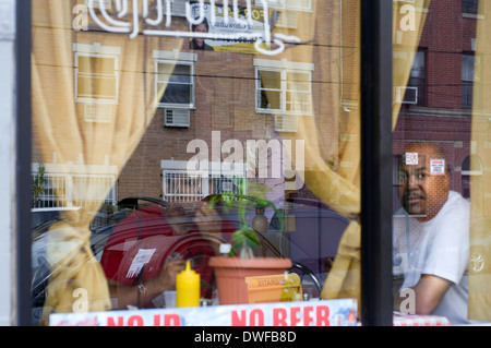 Ein Immigrant ist eine Bierbar in einer Dominikanische Nachbarschaft in Queens. Für das Bild sieht eher aus wie ein Foto von der Dominikanische Repub Stockfoto