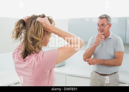 Unglückliche Paare, die ein Argument in Küche Stockfoto