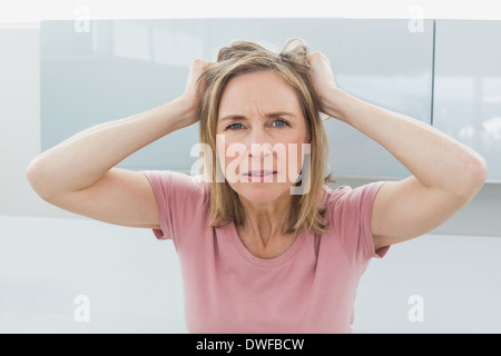 Unzufrieden Frau ihr Haar ziehen Stockfoto