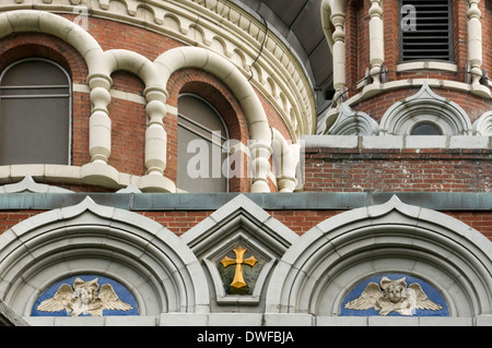 Russische orthodoxe Kathedrale St. Nikolaus. 97. Oststraße 15. Telefon 212-876-2190. Diese Kirche wurde gebaut im Jahre 1902 im Moskauer Stil, erhöhen Sie die Anzahl russischer Immigranten in der Stadt und greifen zu kurz in der Instaciones, die Zimmer auf der Second Avenue gemietet hatte. Während der Revolution von 1917 kamen viele mehr Russen, vor allem Intellektuelle und Aristokraten, aber im Laufe der Zeit begann auch ankommenden Flüchtlinge und Deserteure. Die rote Backsteinfassade kontrastiert mit seinen fünf Runden Kuppeln. Stockfoto