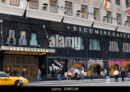 Bloomingdale's Speicher. 1000 3rd Avenue, 59th Street und Lexington Avenue. Telefon 212-705-2000. (Mo-Fr 10:00-20:30 / Sa 10:00-19:00 / Sa 11:00-19:00). Gegründet 1872 durch Joseph und Lyman Bloomingdale waren diese Bekleidungsgeschäfte Synonym für Schnäppchen und Schnäppchen. Sie hatte ein goldenes Zeitalter in der letzten Hälfte des vorigen Jahrhunderts, seiner Kundschaft ein den meisten wählen Sie ändern und Eröffnung neuer Filialen in der Stadt und dem Rest der USA heute verfügen über 36 Bekleidungsgeschäfte, Kosmetik und Accessoires bundesweit, Macy wird Mehrheitsaktionär. Stockfoto