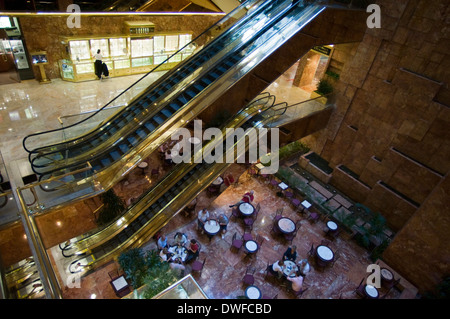 Trump Tower. 725 Fifth Avenue (geöffnet von 10 bis 18 Uhr Mo-Sa 12-17 Sonne und Raum). Diese Luxus-Wohnung und Büro-Gebäude von 43 Stockfoto