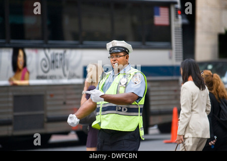 Eine Polizei regelt Verkehr im oberen Midtown. Die Luxus-Zelte, die gleichbedeutend mit Fifth Avenue sind erschienen bei hohen Stockfoto