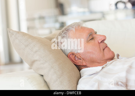 Ältere Menschen schlafen auf der couch Stockfoto