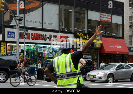 Eine Polizei regelt Verkehr im oberen Lexington Avenue in Midtown mit 55 in der Nähe von Fifth Avenue. Geben viel von sich selbst so viele Meilen Stockfoto