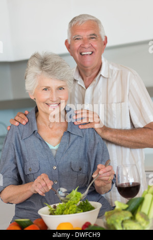 Gerne älteres paar Salat vorbereiten Stockfoto