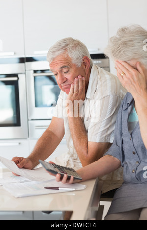 Besorgt älteres Paar, organisieren ihre Finanzen Stockfoto