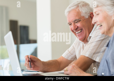 Gerne älteres Paar mit dem Laptop zusammen Stockfoto
