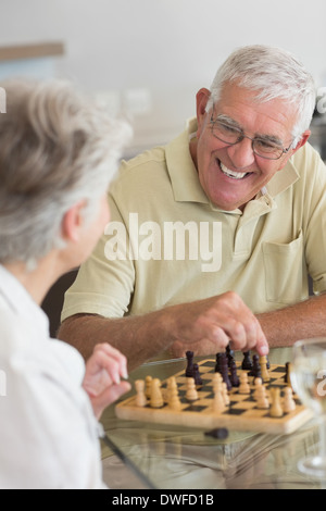 Älteres paar Schach zu spielen und mit Weißwein Stockfoto