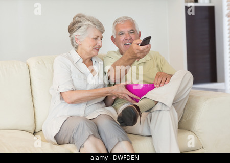 Gerne älteres Paar vor dem Fernseher auf der couch Stockfoto