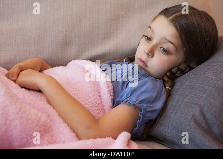 Nachdenklich Mädchen ruhen auf Couch zu Hause Stockfoto