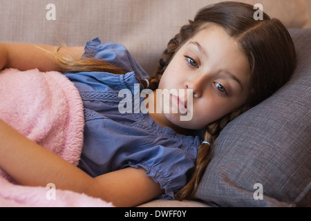 Nachdenklich Mädchen ruhen auf Couch zu Hause Stockfoto