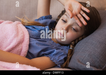Nachdenklich Mädchen ruhen auf Couch zu Hause Stockfoto