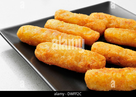 Nahaufnahme einer Platte mit einigen Fischstäbchen serviert als Vorspeise Stockfoto