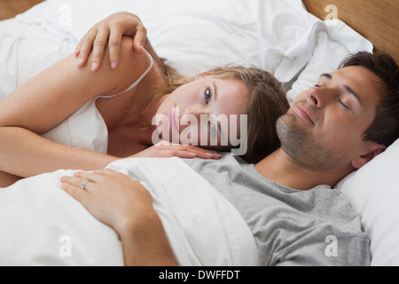Junges Paar miteinander im Bett schlafen Stockfoto