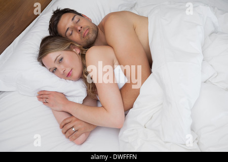 Vogelperspektive Blick auf ein entspanntes Liebespaar im Bett Stockfoto