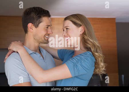 Seitenansicht des jungen Liebespaar Stockfoto