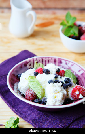 Schüssel Quark mit Beeren, Essen Nahaufnahme Stockfoto