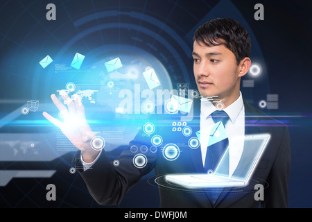 Asiatische Geschäftsmann berühren e-Mail Icons mit laptop Stockfoto