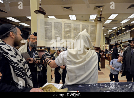 Verehrer hochhalten einer Tora nach einer Lesung am Morgen Dienstleistungen Lubawitsch Hauptquartier in Brooklyn, New York Stockfoto