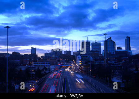 Verkehr wegen der Verkehr in Richtung zu und von der Stadt Leeds in der Abenddämmerung Leeds Yorkshire uk Stockfoto