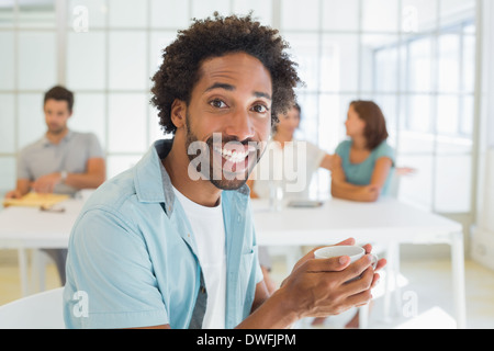 Fröhliche Geschäftsmann Kaffeetrinken mit Kollegen im Büro Stockfoto