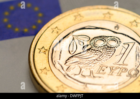 Griechischen 1-Euro-Münze auf €5-Euro-Schein Stockfoto