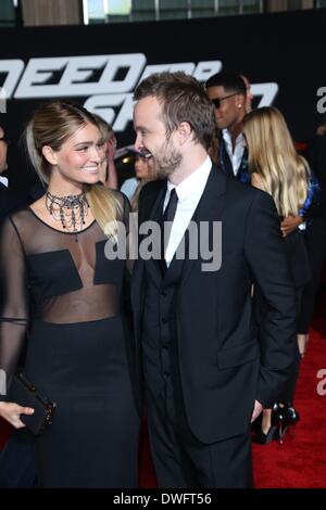 Los Angeles, USA. 6. März 2014. Schauspieler Aaron Paul und seine Frau Lauren Parsekian besuchen die Premiere von Need For Speed in TCL Chinese Theatre in Los Angeles, USA, 6. März 2014. Foto: Hubert Boesl - Live News WIRE SERVICE/Dpa/Alamy Stockfoto